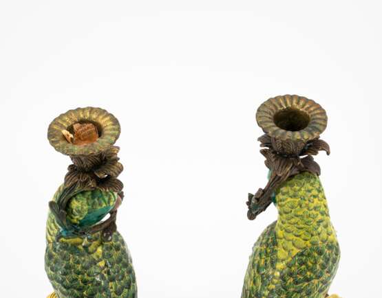 France. PAIR OF EXTRAORDINARY PORCELAIN CANDLESTICKS WITH PARROTS - фото 5