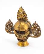 Pays et continents. COPPER ROD- OR CROWN CENTREPIECE WITH SKULL AND FLAMES