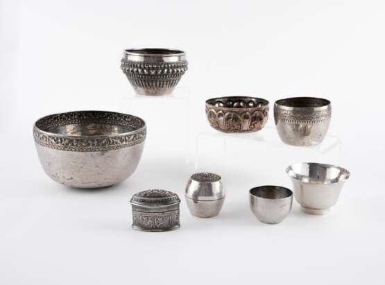 ENSEMBLE OF SIX SILVER BOWLS AND TWO BOXES - фото 1