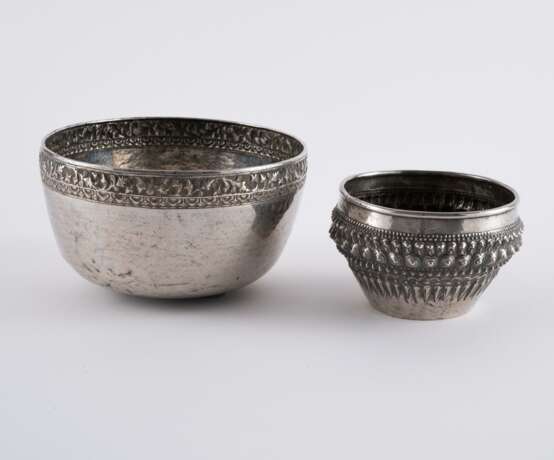 ENSEMBLE OF SIX SILVER BOWLS AND TWO BOXES - photo 2