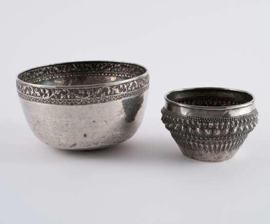ENSEMBLE OF SIX SILVER BOWLS AND TWO BOXES - фото 4