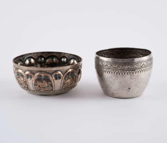 ENSEMBLE OF SIX SILVER BOWLS AND TWO BOXES - фото 7