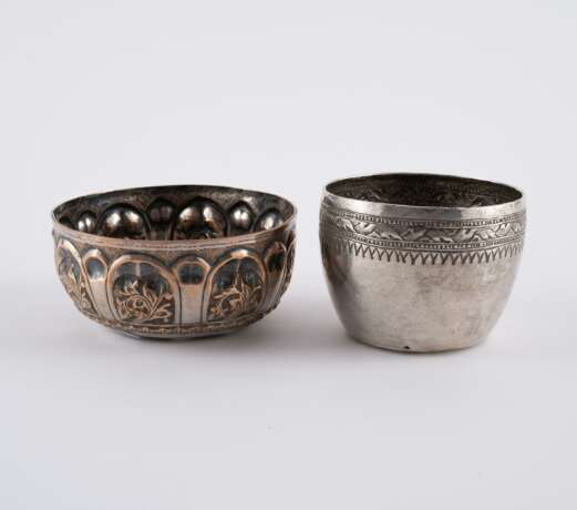 ENSEMBLE OF SIX SILVER BOWLS AND TWO BOXES - фото 8