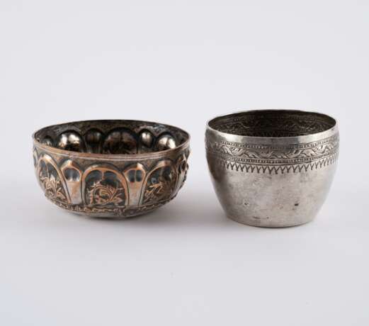 ENSEMBLE OF SIX SILVER BOWLS AND TWO BOXES - фото 10