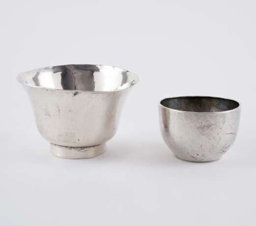 ENSEMBLE OF SIX SILVER BOWLS AND TWO BOXES - фото 13