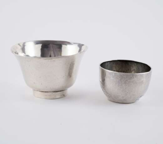 ENSEMBLE OF SIX SILVER BOWLS AND TWO BOXES - фото 14