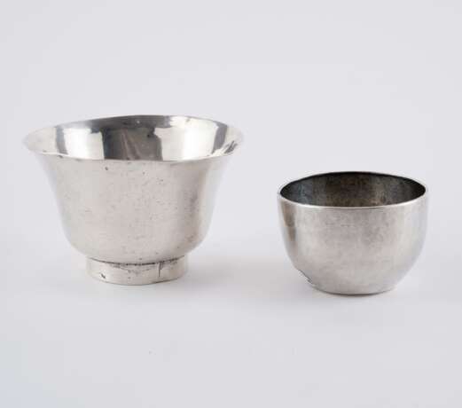 ENSEMBLE OF SIX SILVER BOWLS AND TWO BOXES - фото 15