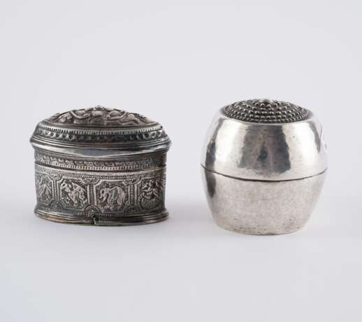 ENSEMBLE OF SIX SILVER BOWLS AND TWO BOXES - photo 19