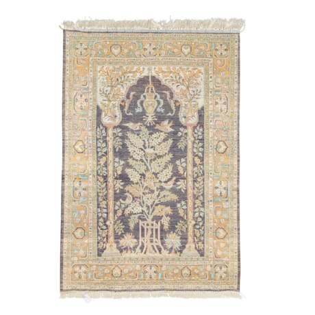 Oriental rug made of silk. QOM/PERSIA, 20. Century, approx. 154x105 cm. - photo 2