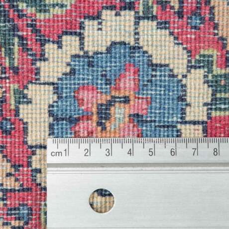 Orientteppich. KIRMAN/PERSIEN, 1. Hälfte 20. Jahrhundert, ca. 265x178 cm. - фото 4