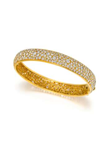 Van Cleef & Arpels. Crowned-Diamond-Bangle - фото 1