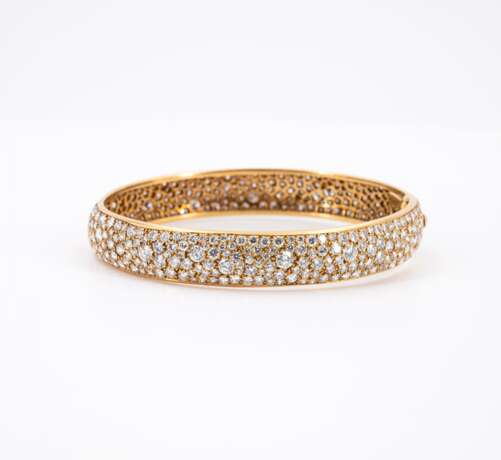 Van Cleef & Arpels. Crowned-Diamond-Bangle - фото 2