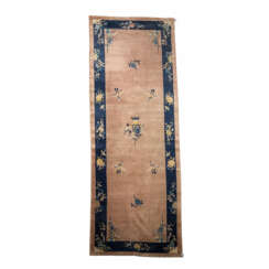 Teppich. CHINA, 20. Jahrhundert, 358x125 cm.