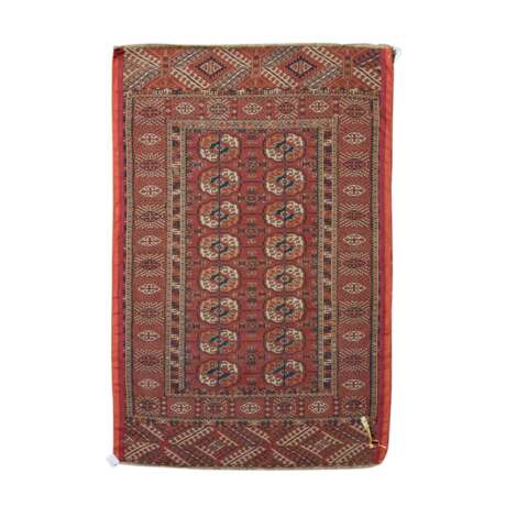 Orientteppich. TURKMENISTAN, um 1900, ca. 160x103 cm. - photo 2