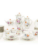 Produits céramiques. Ludwigsburg coffee, tea and dinner service with floral decoration