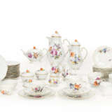 Ludwigsburg coffee, tea and dinner service with floral decoration - photo 1