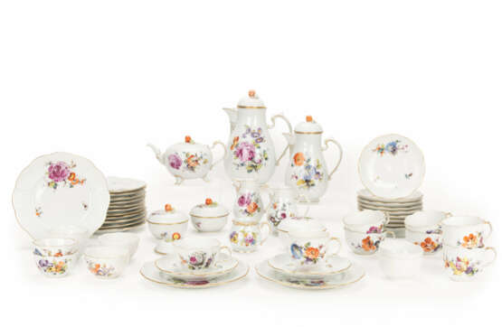Ludwigsburg coffee, tea and dinner service with floral decoration - photo 1