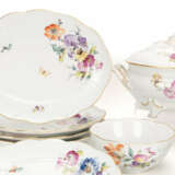 Ludwigsburg coffee, tea and dinner service with floral decoration - photo 2