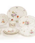 Produits céramiques. Ludwigsburg serving dish with flower painting