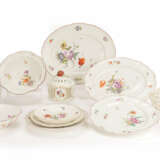 Ludwigsburg serving dish with flower painting - photo 1