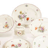 Ludwigsburg serving dish with flower painting - photo 2