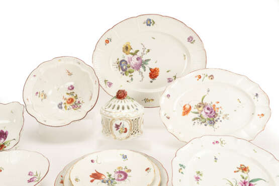 Ludwigsburg serving dish with flower painting - photo 2