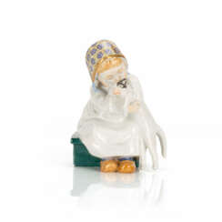 Meissen Hentschelkind 'Girl with bonnet, a cat in her arms'