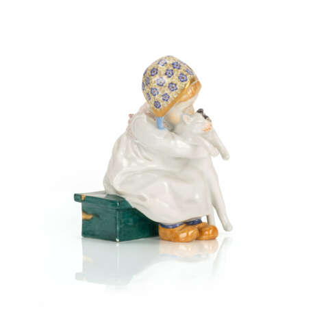 Meissen Hentschelkind 'Girl with bonnet, a cat in her arms' - photo 2
