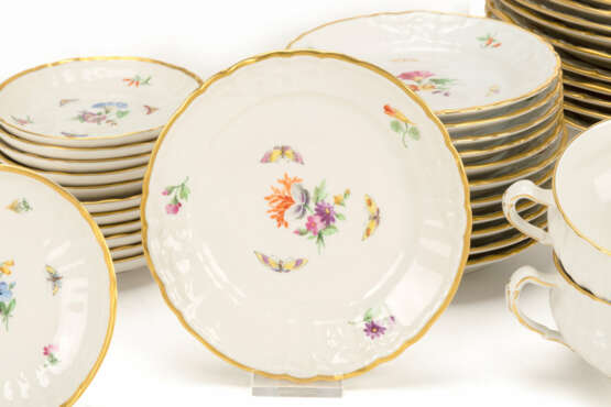 KPM dinner service with floral and insect decoration - photo 4
