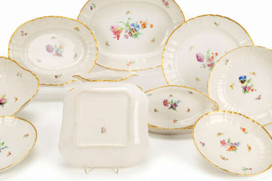 KPM dinner service with floral and insect decoration - photo 9