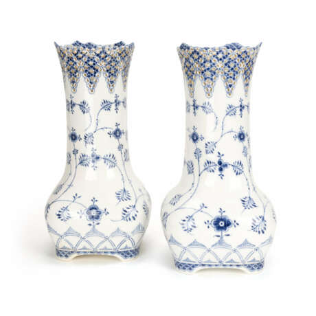 Royal Copenhagen pair of large 'Musselmalet' vases - photo 1