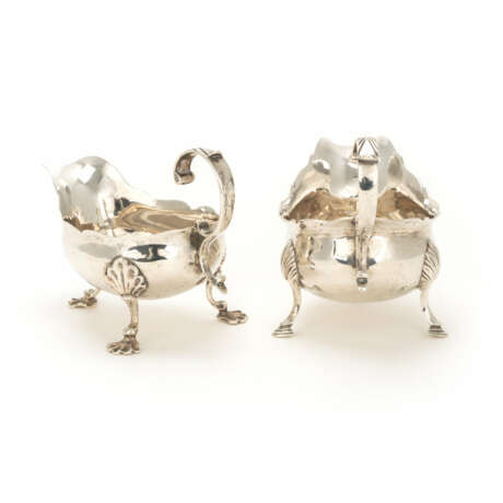 A pair of George II and III silver creamers - фото 2