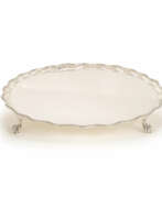 Argenterie. A George III silver tray with feet