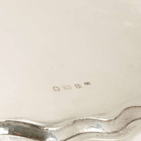 A George III silver tray with feet - фото 3