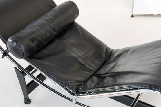 Cassina chaise longue 'LC4', design by Le Corbusier - фото 2
