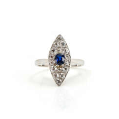 Ring set with a sapphire and diamond750 white gold, hallmarked, 16 old-cut diamonds,