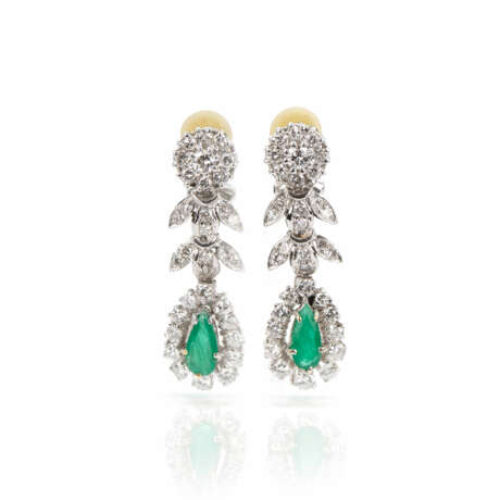 Pair of clip earrings set with emerald diamonds - photo 1