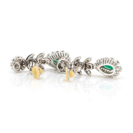 Pair of clip earrings set with emerald diamonds - фото 3