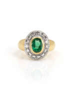 Catalogue des produits. Ring with emerald diamond setting