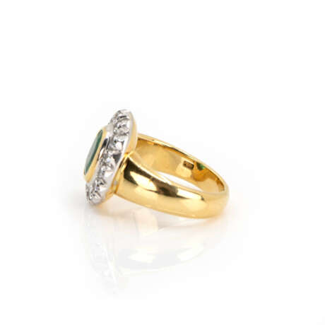 Ring with emerald diamond setting - фото 5