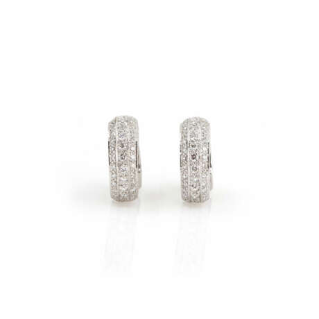 Pair of hoop earrings set with diamonds - фото 1