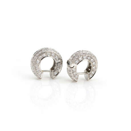 Pair of hoop earrings set with diamonds - фото 2