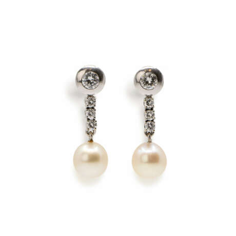Stud earrings with pearl-diamond setting - фото 1
