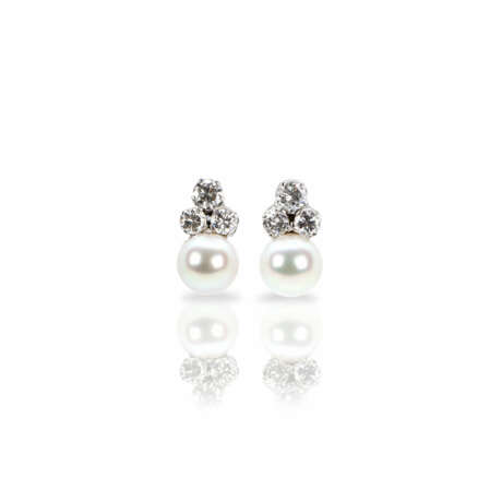 Pair of stud earrings with pearl-diamond setting - photo 1