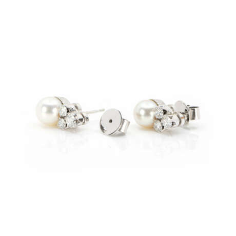 Pair of stud earrings with pearl-diamond setting - фото 2