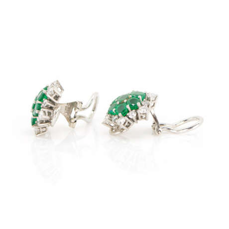 Pair of clip earrings set with emeralds and diamonds - фото 4