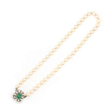 Pearl necklace with emerald diamond clasp - фото 1