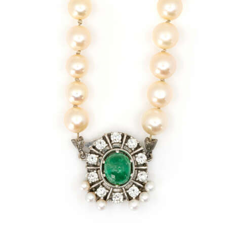 Pearl necklace with emerald diamond clasp - фото 2