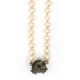Pearl necklace with emerald diamond clasp - photo 4