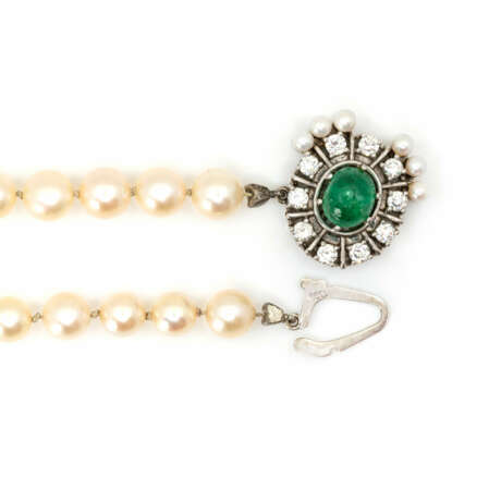 Pearl necklace with emerald diamond clasp - photo 5